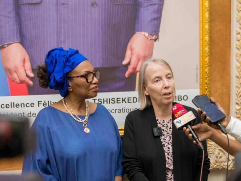 Chantal Yelu Mulop et l’ambassadrice Lucy Tamlyn [photo d’illustration]