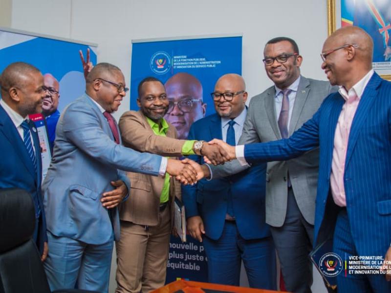 Poignée de mains entre les délégués syndicaux du personnel médical, paramédical et administratif et les membres du gouvernement congolais.