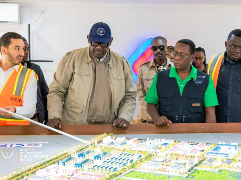 Le ministre Louis Watum inspecte les travaux sur le site de la ZES Kin Malebo