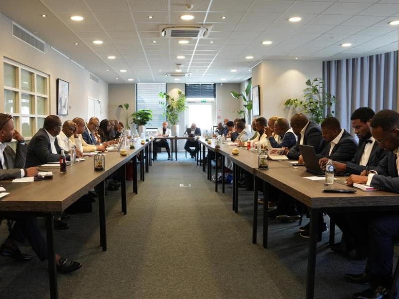 Les membres du parti politique Ensemble pour la République en conclave, à Bruxelles