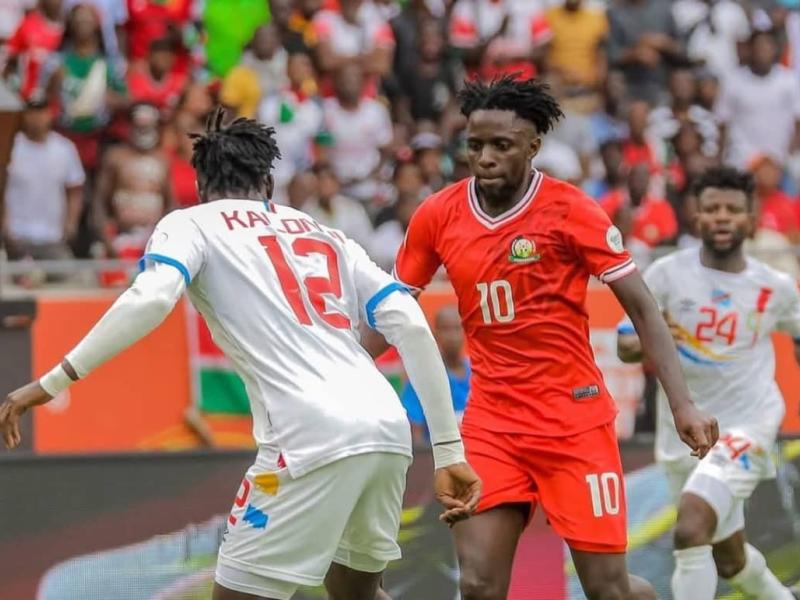 Le milieu du terrain kenyan, Austin Odhiambo en duel avec le défenseur congolais, Ntambwe Kalonji.