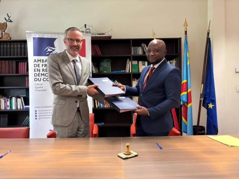 Signature un accord entre l'ambassadeur de la France Rémi Maréchaux et le Chef de mission de l'ONG Première Urgence Internationale Eugide Lale