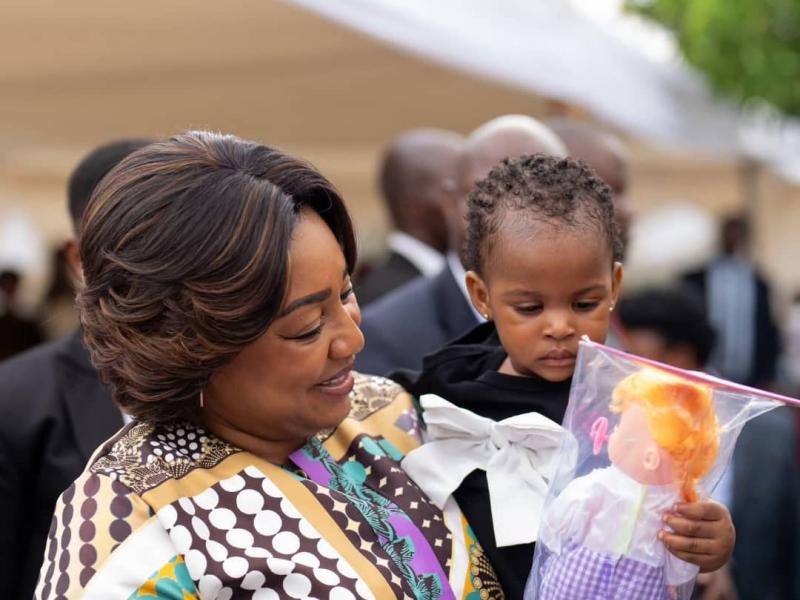 La Présidente de la Fondation LONA, Denise Nyakeru Tshisekedi avec une fillette. [Photo d'illustration]