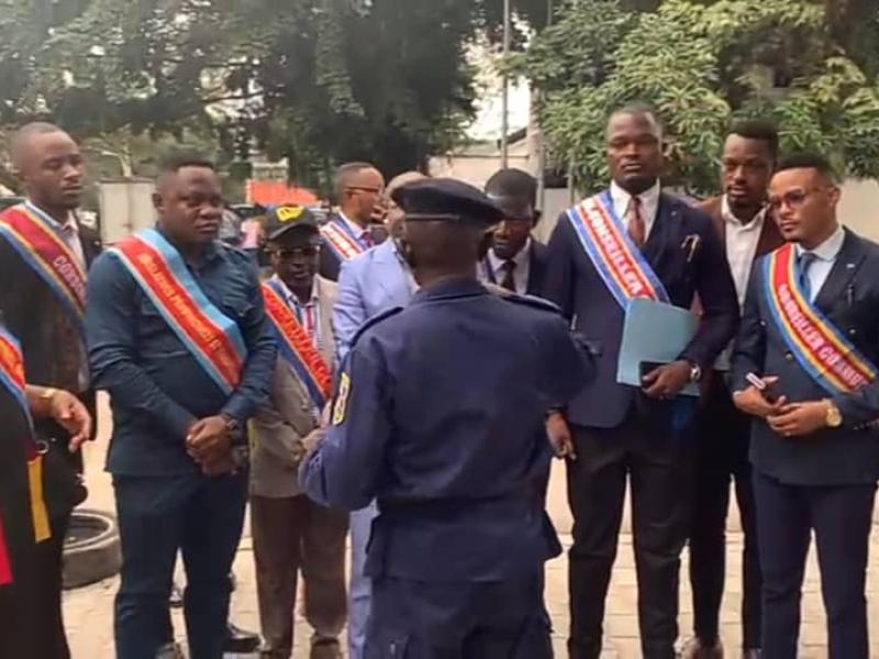 Quelques conseillers municipaux en plein sit-in à Kinshasa