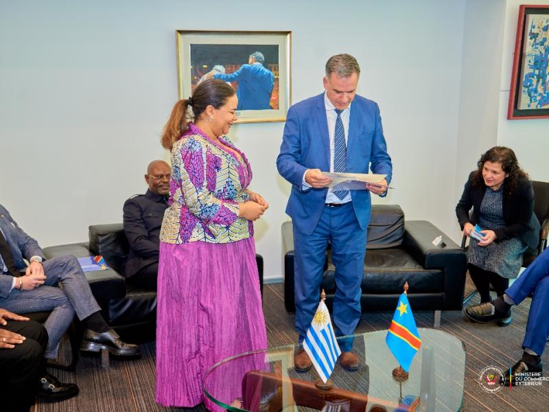 La ministre Thérèse Kayikwamba Wagner transmet le message du Président Tshisekedi à son homologue Uruguayen