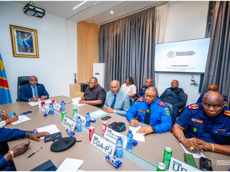 Le VPM Shabani en réunion sécuritaire d'évaluation avec les autorités urbaines et responsables de la PNC-Kinshasa