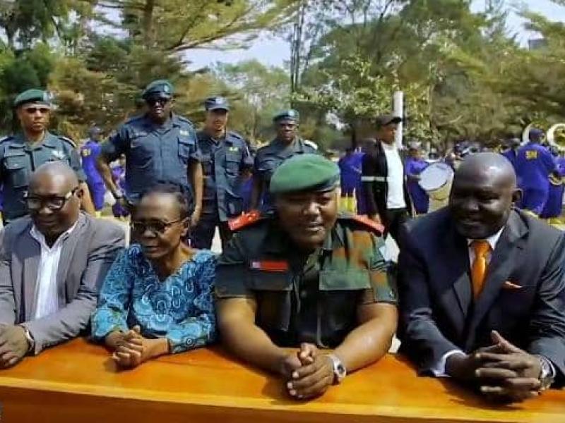 Le commandant du Service National, Jean-Pierre Kasongo Kabwik, et les membres du comité de gestion de l'ISP/Lubumbashi.