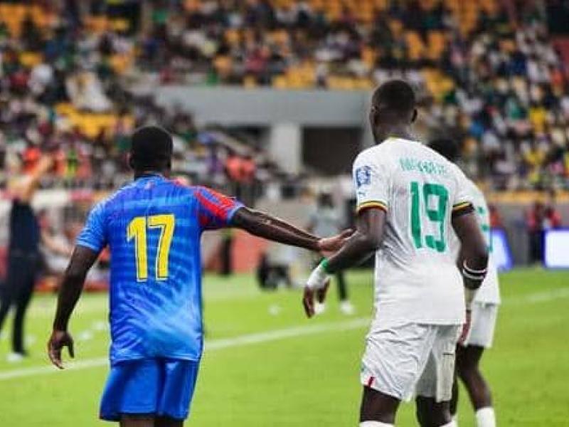 Le milieu du terrain Congolais, Chadrack Akolo et un défenseur Sénégalais, au Stade Abdoulaye Wade de Dakar.