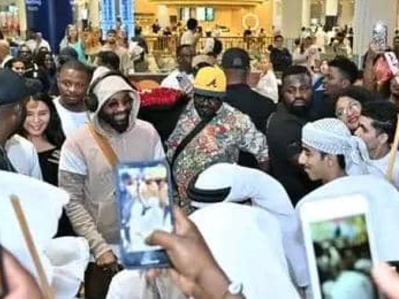 Fally Ipupa lors de son arrivée à Dubaï.