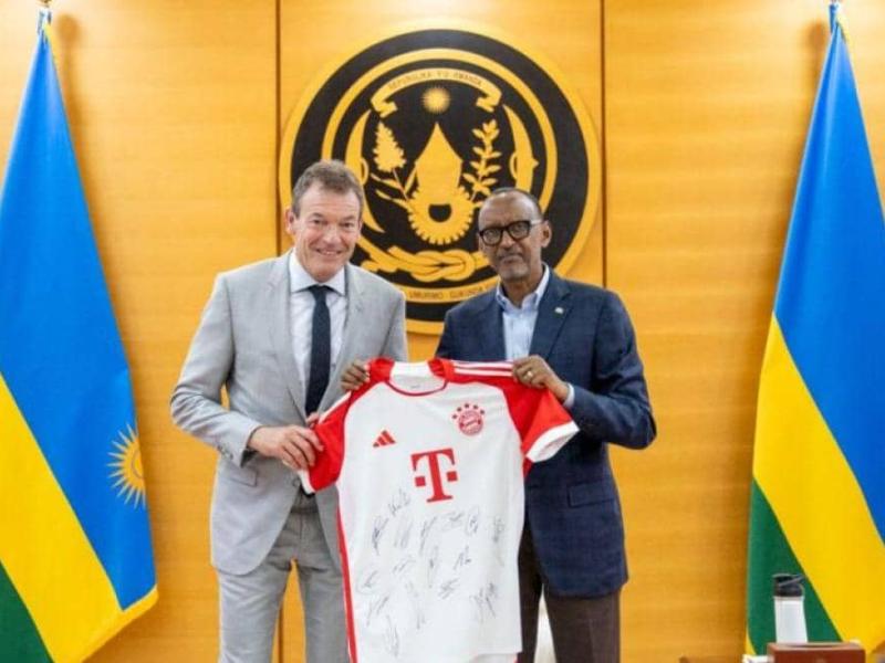 Président rwandais, Paul Kagame et l'un des dirigeants du Bayern Munich.