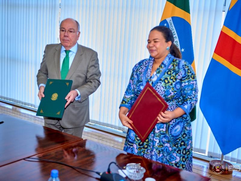 Mauro Vieira, ministre brésilien des Relations extérieures et la ministre Thérèse Kayikwamba, des Affaires étrangères de la RDC