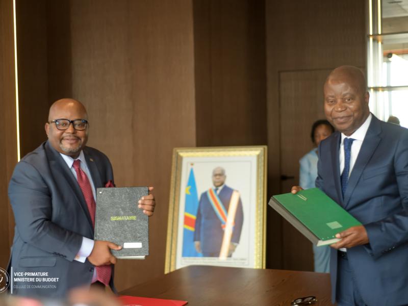 La remise et reprise entre le Ministre du budget sortant, Aimé Boji et le nouveau Ministre du Budget, Adolphe Muzito 