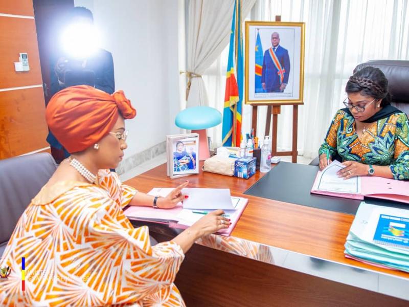 O’Neige N’sele, nouvelle ministre des Affaires foncières et la ministre sortante Acacia Bandubola [photo d'illustration]