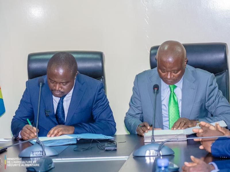 Remise et reprise entre Muhindo Nzangi et Grégoire Mutshail au ministère de l’Agriculture