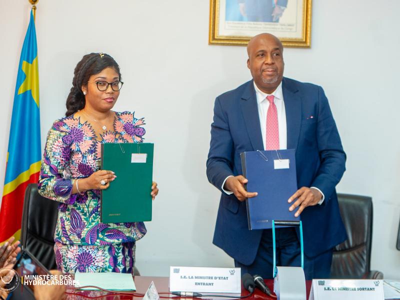 Cérémonie de remise et reprise entre le ministre sortant des Hydrocarbures Aimé Molendo Sakombi et la nouvelle ministre Acacia Bandubola