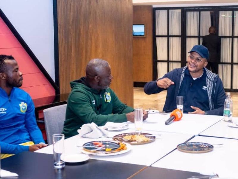 Le capitaine Miché Mika, le sélectionneur Otis Ngoma, et le ministre Didier Budimbu, à Nairobi. [Photo d'illustration]