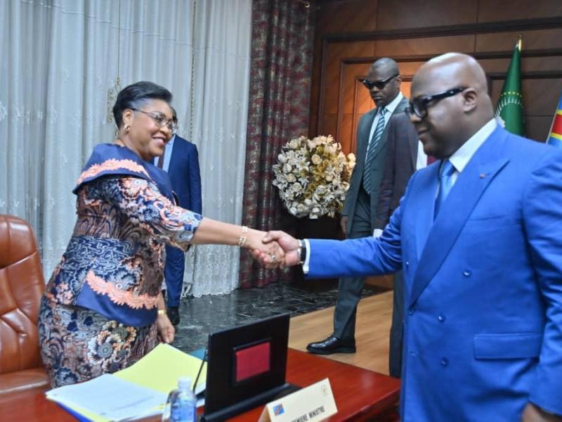 Poignée de main entre la Première Ministre Suminwa et le Président Tshisekedi
