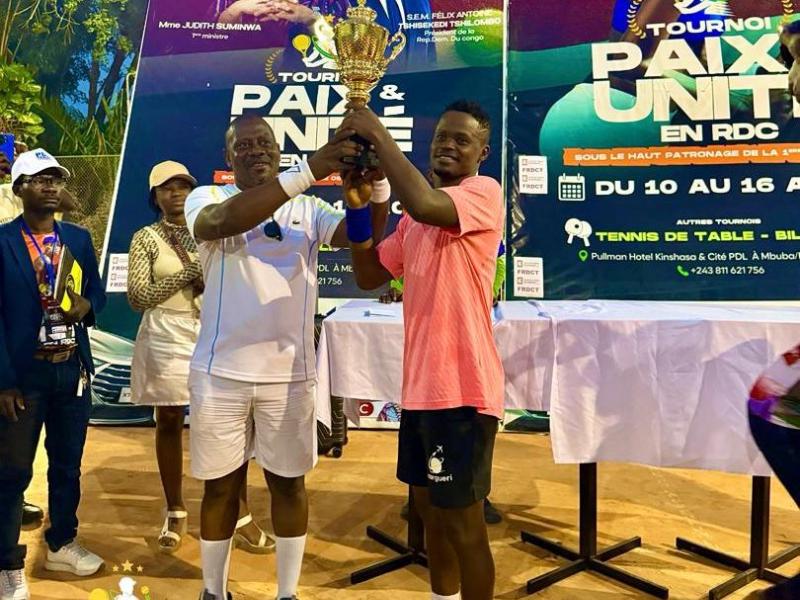 De gauche à droite : l’initiateur de PDL tennis Petho Diankenda et le gagnant du titre homme