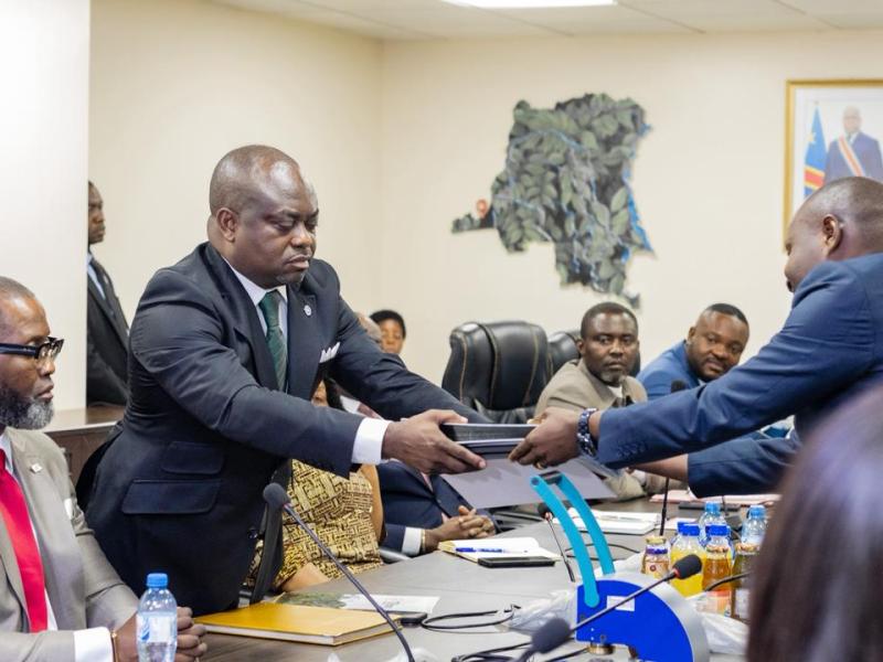 Cérémonie de remise et reprise, au FIPE, entre le tout premier Directeur général de cet établissement public, Ngadi Muanda Manassé , et Omari Expédié, Chargé de mission a.i