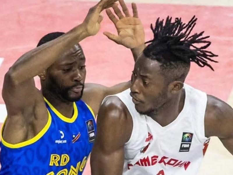 Un joueur Congolais en duel avec celui du Cameroun.