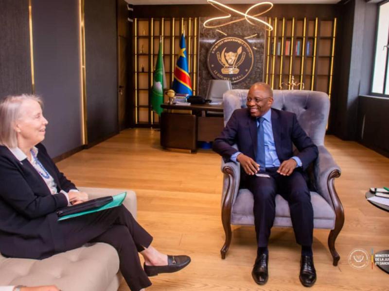 Le ministre congolais de la justice Guillaume Ngefa Atondoko et l'ambassadrice des USA en RDC Lucy Tamlyn lors d'une échange à Kinshasa