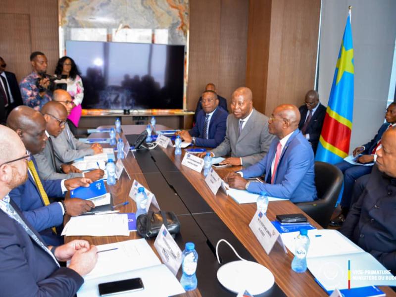 Le VPM en charge du budget Adolphe Muzito accompagné de quelques membres du gouvernement congolais, présidant une réunion avec les partenaires techniques et financiers de la RDC