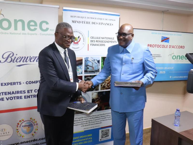 Adler Kisula, Secrétaire exécutif de la CENAREF et le représentant de l’Ordre national des experts comptables, Jean Marie Tumba.