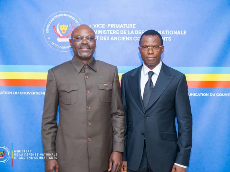 Le VPM de la défense nationale Guy KABOMBO et Eliézer NTAMBWE, Ministre délégué à la défense nationale et anciens combattants, après une rencontre de prise de contact, jeudi 22 août 2025