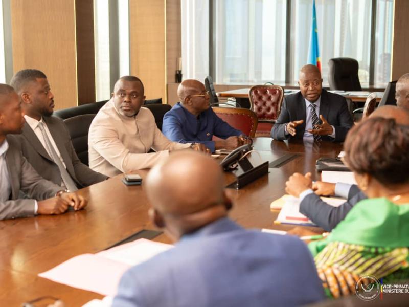 Le VPM en charge du budget Adolphe Muzito en réunion avec les responsables de l'IGF