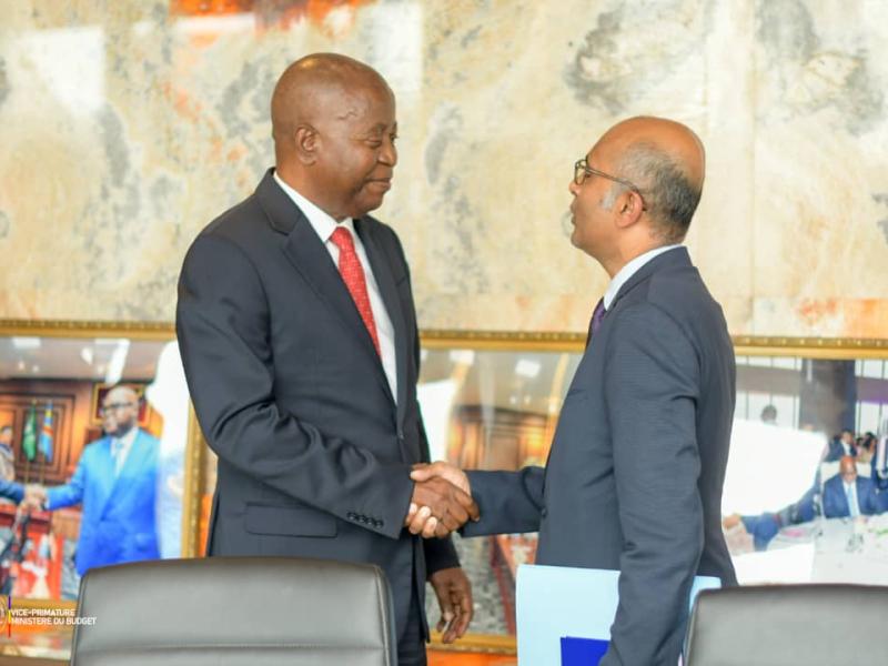 Le VPM en charge du budget Adolphe Muzito et Fabrice Basile, chargé d'affaires a.i de l'U.E en RDC