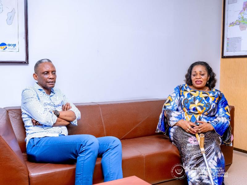 Le ministre des ITP John Banza et sa collègue des PVH-APV, Irène Esambo