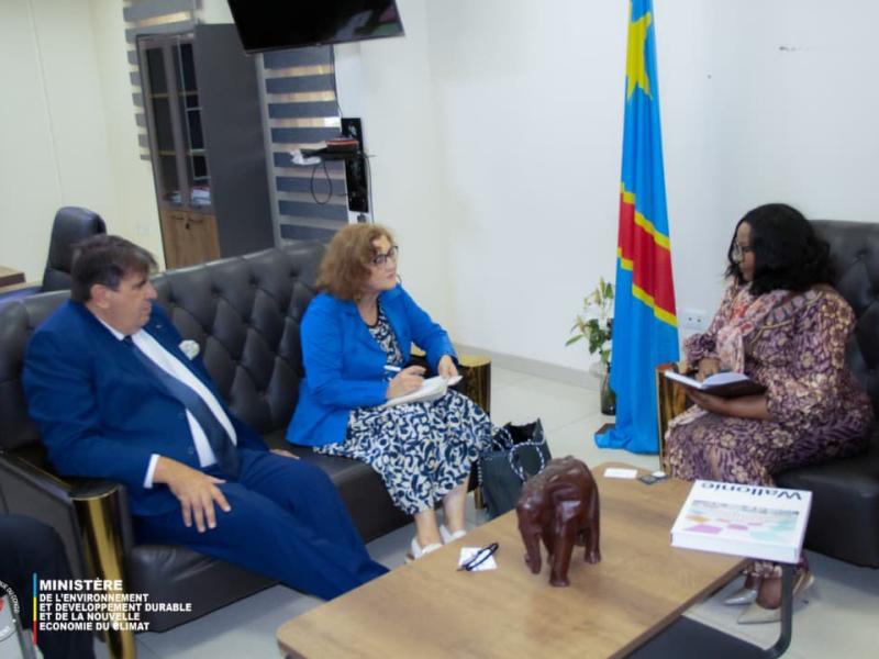 La ministre congolaise Marie Nyange Ndambo de l’EDD échange avec une délégation de la Fédération Wallonie-Bruxelles accompagnée d’Anne Coppens responsable pays de l’APEFE