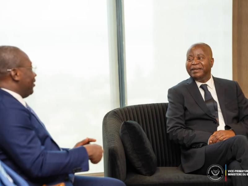 Le VPM en charge du budget Adolphe Muzito échangeant avec le MinEtat en charge des relations avec le Parlement Guy Loando Mboyo