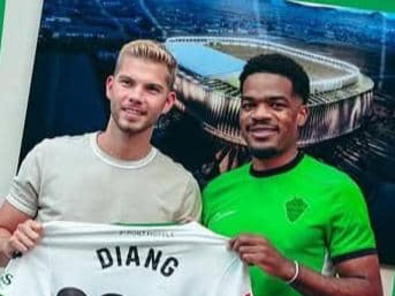 Grady Diangana et l'un des sociétaire d'Elche.