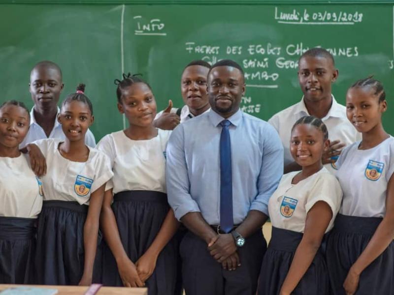 Seth Kikuni et quelques élèves lors de la rentrée scolaire 2018-2019. [Photo d'illustration]