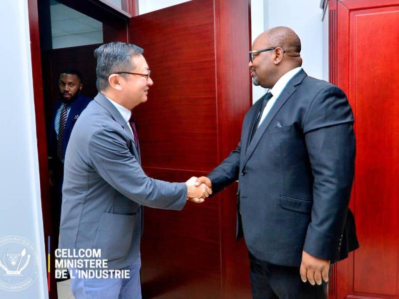 Poignée de main entre le ministre d'État, ministre de l'industrie, Aimé Boji Sangara et l'Ambassadeur de la République Populaire de Chine en RDC