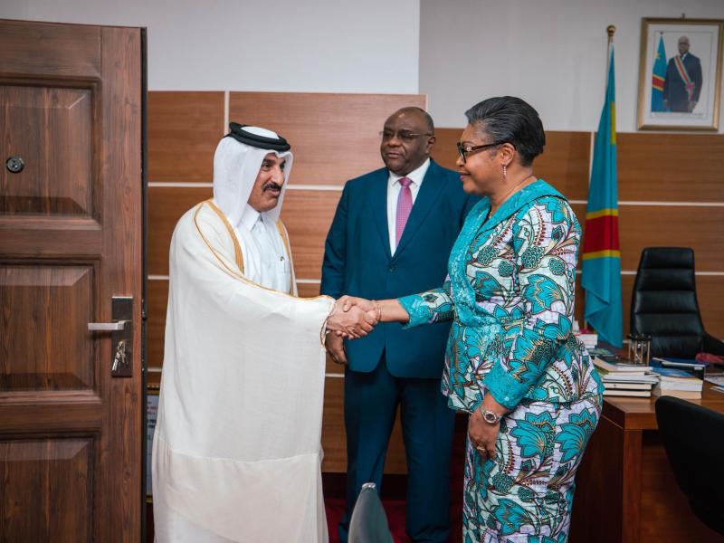 La Première Ministre Judith Suminwa pose avec Son Altesse Sheikh Mansour Bin Jabor Bin Jasim Al Thani, membre de la famille régnante du Qatar