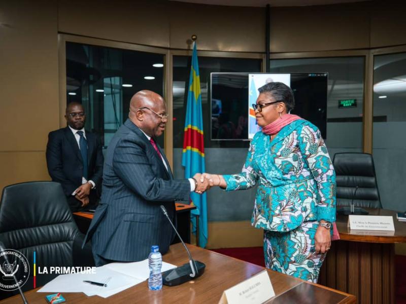 Poignée de main entre Robert Malumba, président national de la FEC et la Première Ministre Judith Suminwa Tuluka