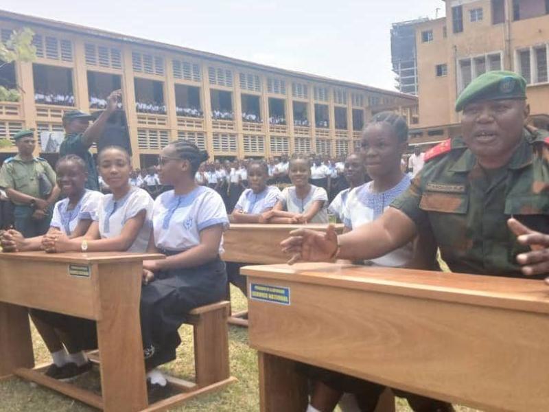 Mille bancs-pupitres remis à trois écoles de Kinshasa par le Service National sur instruction du Président Tshisekedi