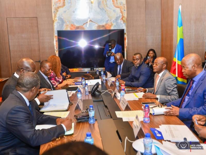 Le VPM en charge du budget Adolphe Muzito en consultation avec d'autres ministres du gouvernement Suminwa 2
