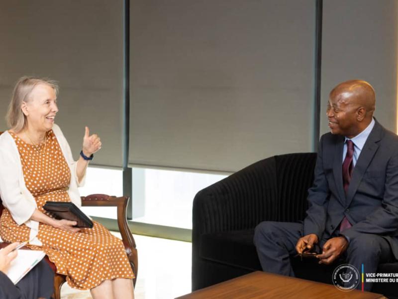 Le VPM en charge du budget Adolphe Muzito échangeant avec l'ambassadrice des USA en RDC Lucy Tamlyn