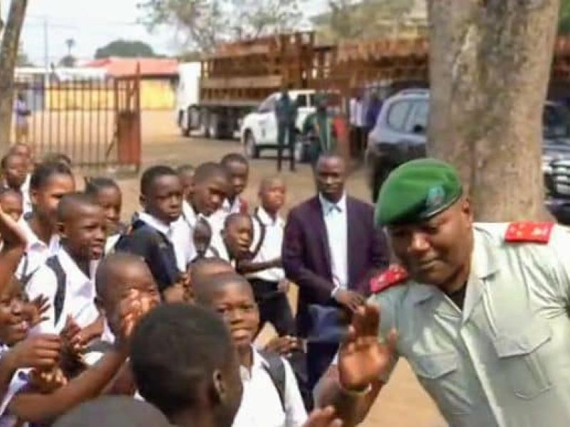 Le commandant du Service National, le Lieutenant-général Jean-Pierre Kasongo Kabwik et les quelques élèves de l'institut Bobokoli de Delvaux.