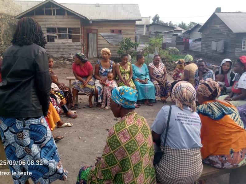 Les membres des paillotes de paix sensibilise la communauté de Ngangi sur la Résolution 1325 avec l’appui du PACOFEDI