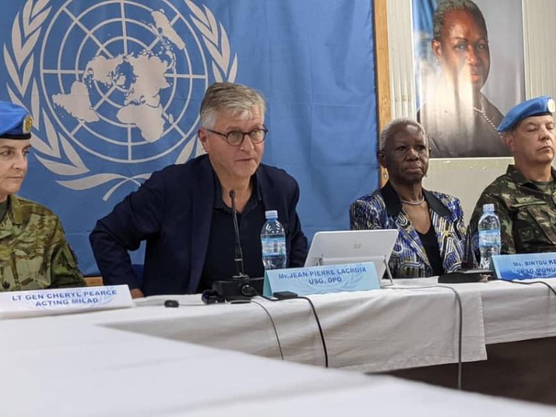 Jean-Pierre Lacroix accompagné de Bintou Keita lors d’une conférence de presse, tenue à la base de la Monusco à Beni-Mavivi