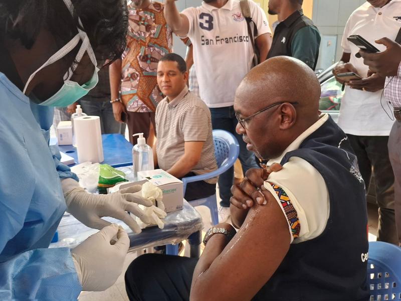 Le Professeur Christian Ngandu, Coordonnateur du COUSP, vacciné préventivement contre le virus d'Ebola