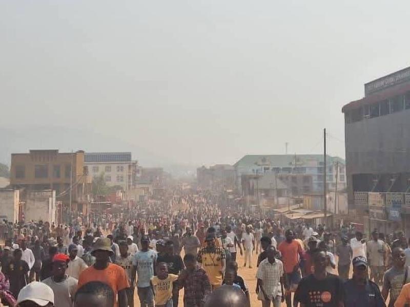Des manifestants envahissent les rues d’Uvira pour réclamer le départ du Général Olivier Gasita