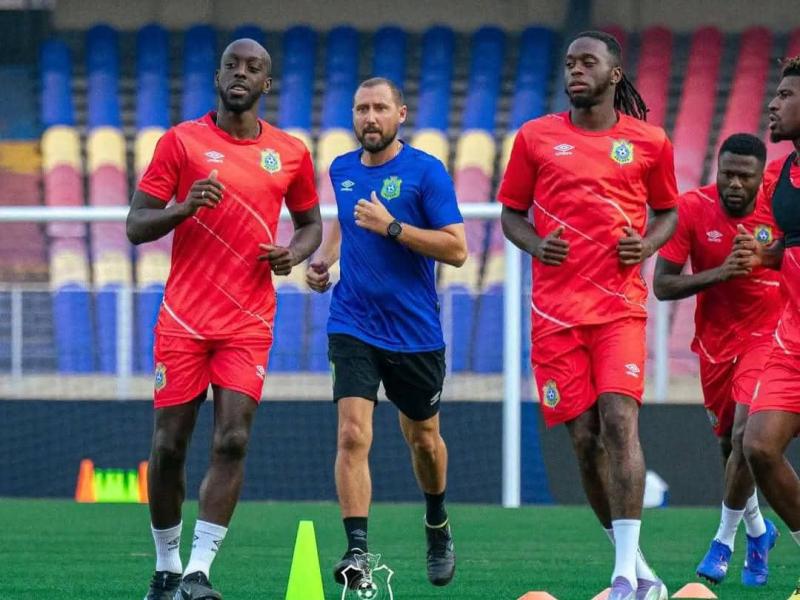 Yoane WISSA et Aaron Van BISSAKA lors d'une séance d'entraînement en préparation du choc contre le Sénégal au Stade des Martyrs de Kinshasa