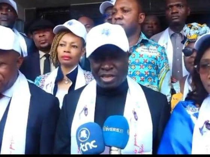 Augustin Kabuya, secrétaire général de l'UDPS au milieu de la photo