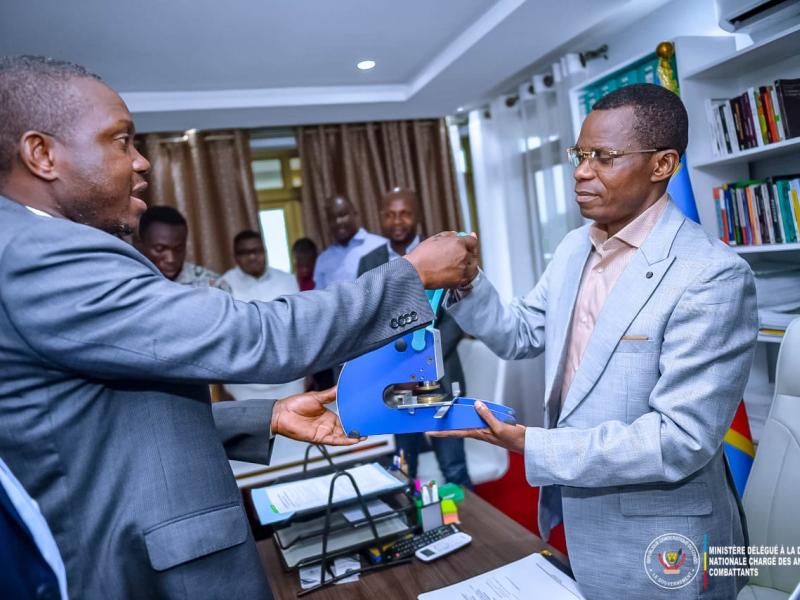 Le Ministre délégué à la défense nationale Eliezer Ntambwe reçoit le sceau officiel, mardi 09 septembre 2025