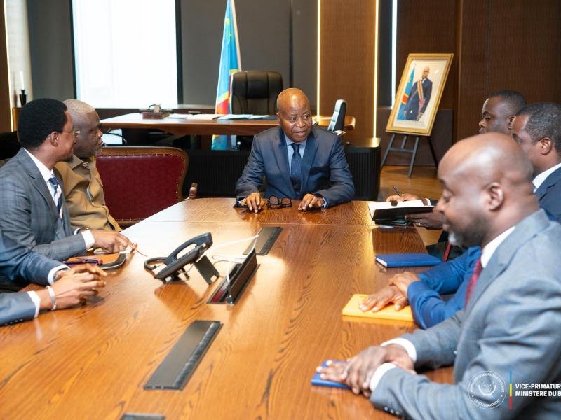 Le VPM en charge du budget échangeant avec une représentation des élus provinciaux de la ville de Kinshasa